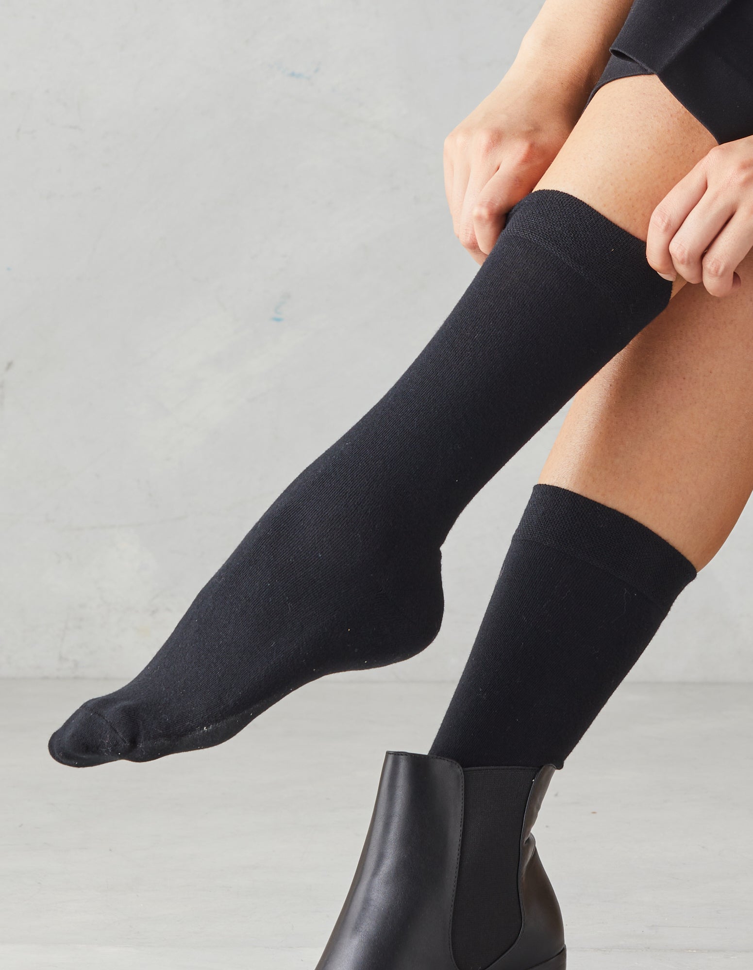 Woman wearing Simon de Winter Women's Plain Wool Crew Socks in Black