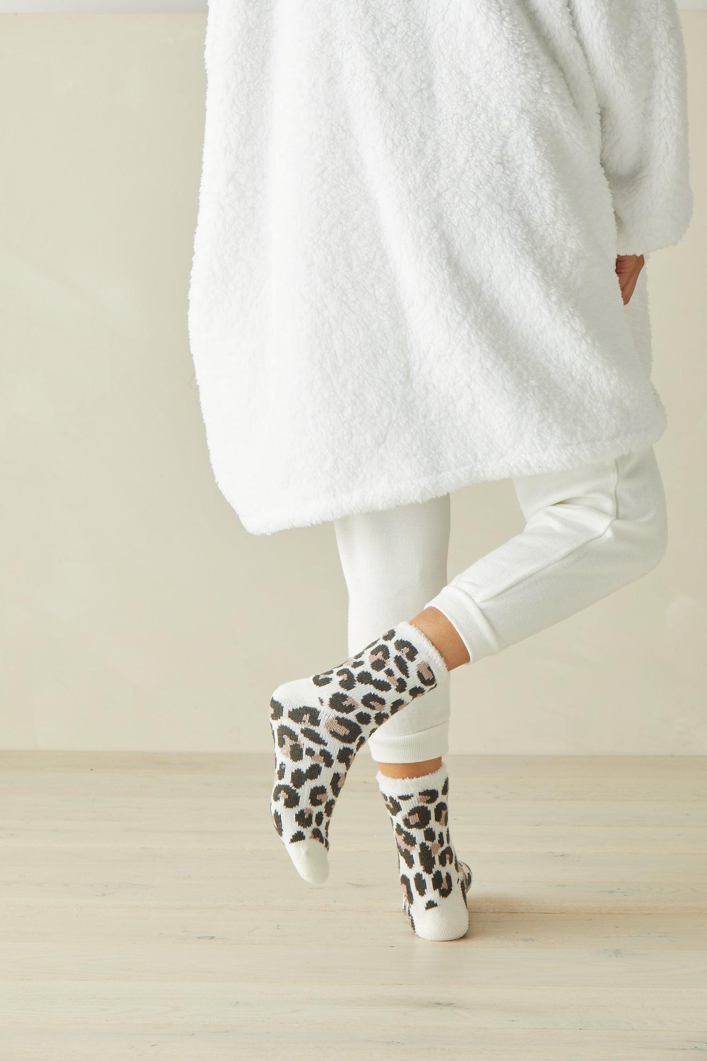 Woman wearing Simon de Winter Women's Leopard Plush Lined Home Socks showing heel